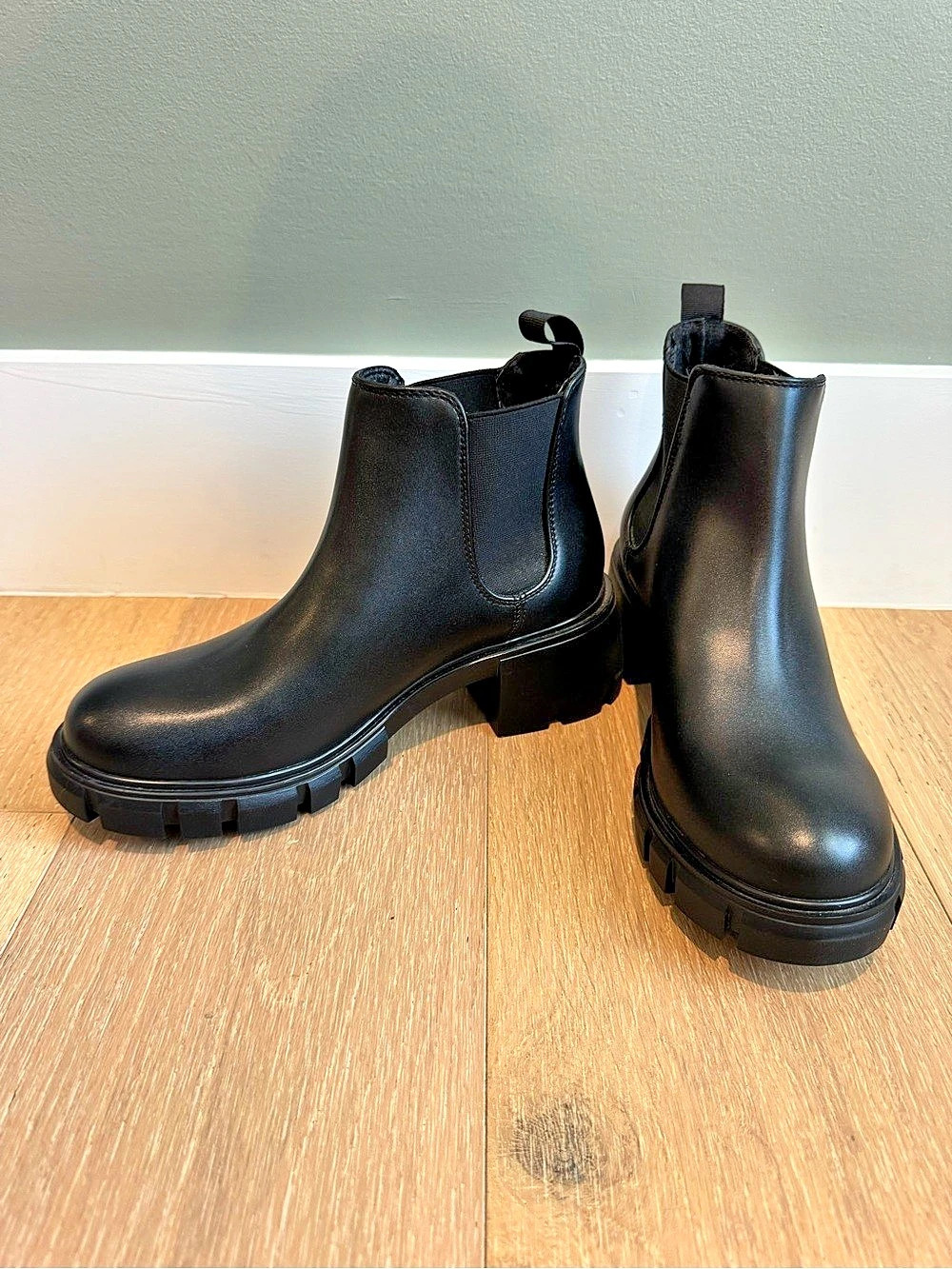 Steve Madden Black Chelsea Ankle Boots|